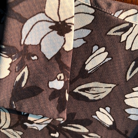 🔥LAST CHANCE 2/$15🔥 LOFT Grey and blue flowered blouse - Picture 3 of 6